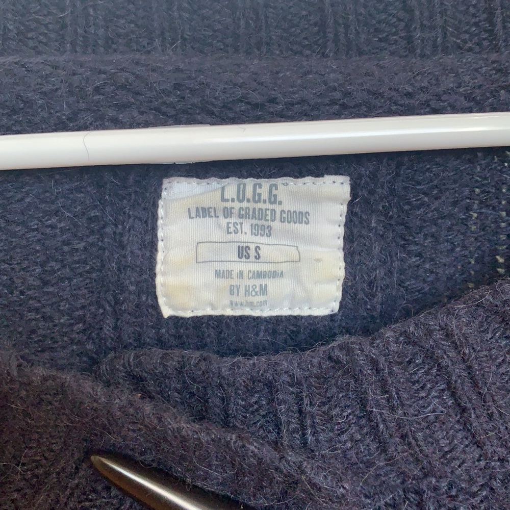 Two button sweater - Picture 2 of 3